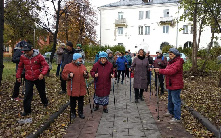 в рамках Декады пожилых людей в лесопарковой зоне набережной Новосибирского водохранилища проходит региональная акция «Шаги здоровья» при поддержке ресурсного центра общественных объединений Советского района 