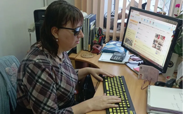  работа на ПК с клавиатурой адаптированной знаками системы Брайля