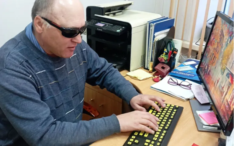  работа на ПК с клавиатурой адаптированной знаками системы Брайля