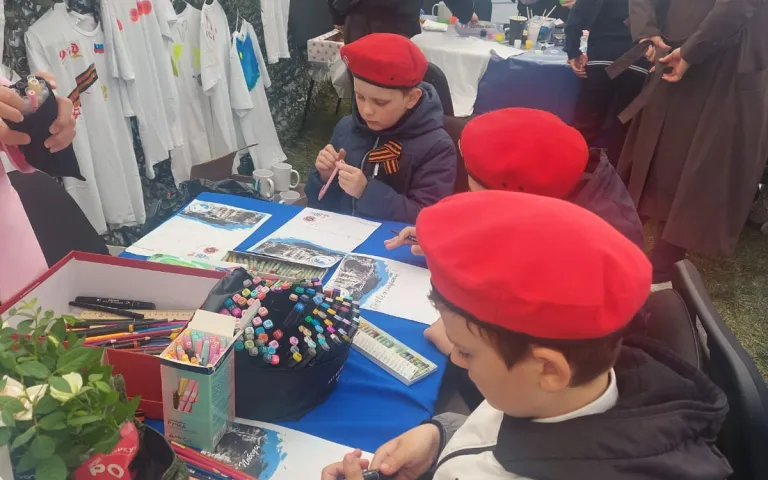  Арт-терапевтические рисунки и письма солдатам 