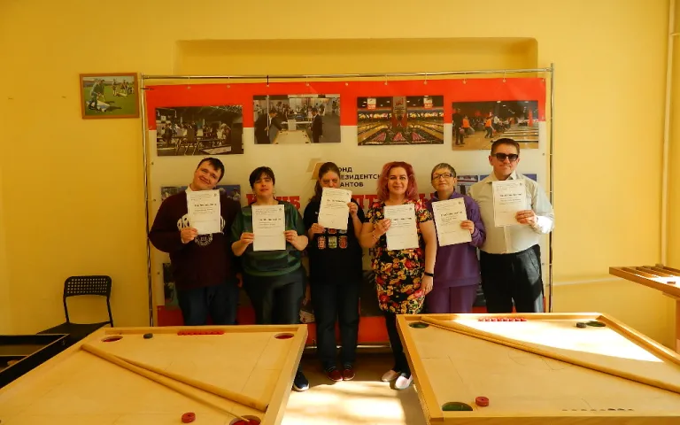 вручение свидетельств об окончании курса обучения по адаптивным настольным играм