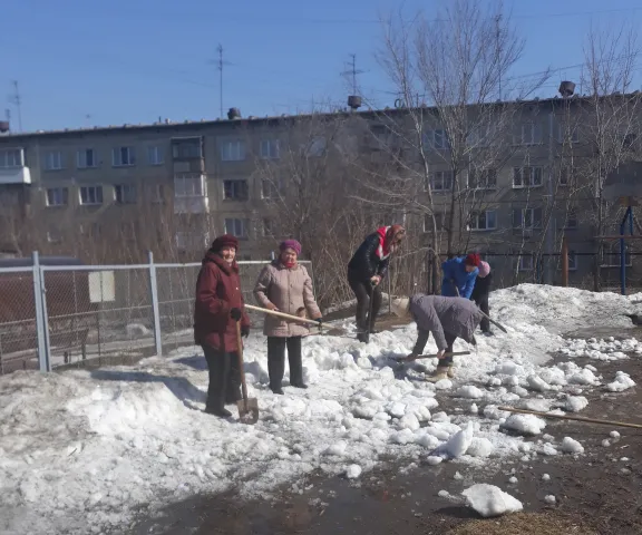 Разбрасывание снега