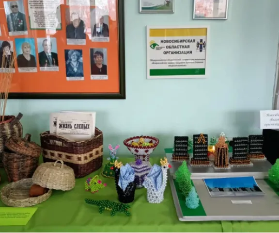  выставка изделий декоративно-прикладного творчества, подготовленная мастерицами Новосибирской РО ВОС (плетение из бумажной лозы, плетение из бусин)