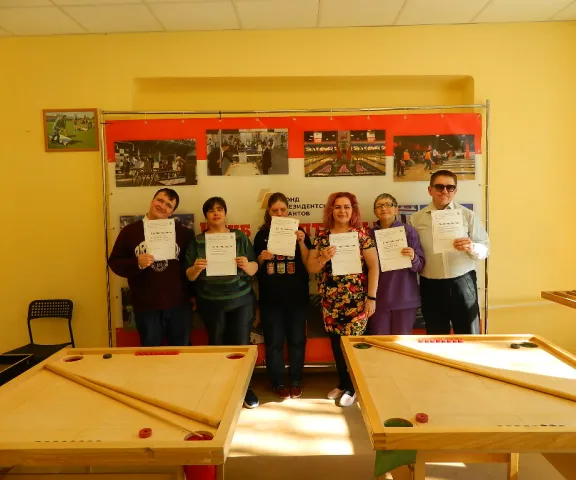 вручение свидетельств об окончании курса обучения по адаптивным настольным играм