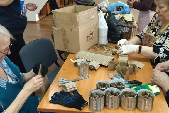 Общественники и жители Южно-Чемского жилмассива продолжают изготовление окопных свечей.