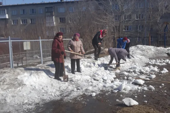 Разбрасывание снега