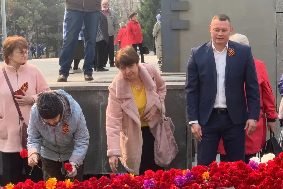 возложение цветов на Монументе Славы 