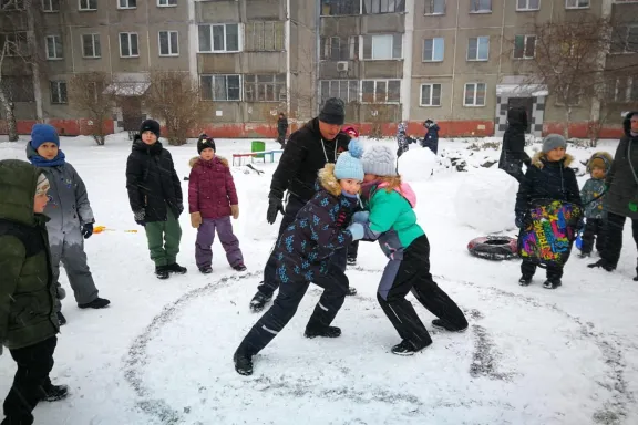Жизнь. Это де  Сегодня,  не смотря на мокрый снег с ветром ,  на мастер-класс медвежьей борьбы "Толчун" собрались более 50 человек детей разного возраста!! Так радостно было смотреть, как ребятишки бегают, смеются, играют, катают снеговиков