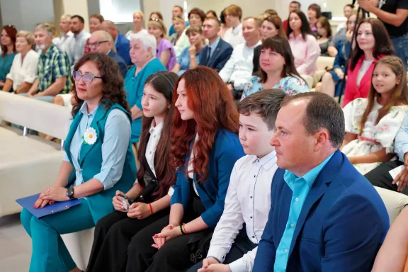 В рамках акции секретами семейного счастья поделились пары с большим супружеских стажем, семьям были вручены сувенирные подарки.