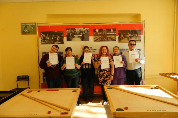 вручение свидетельств об окончании курса обучения по адаптивным настольным играм