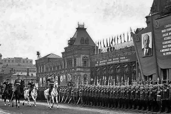 Арт-медиа студия "Чудо-Мир", получившая аккредитацию в зону СМИ на новосибирский Парад 9 мая 2025 года, создала видеосюжет, посвящённый 80-летию Парада Победы 24 июня 1945 года. Видеофильм создан в рамках IX конкурса видеосюжетов "Пишу историю города". https://vk.com/opensiberia?from=groups&z=video-74307613_456239072%2Fvideos-74307613%2Fpl_-74307613_-2